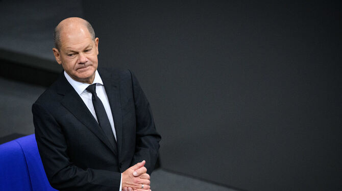 Bundeskanzler Olaf Scholz (SPD) mit schwarzer Krawatte als Zeichen der Trauer für die Hamas-Opfer.  FOTO: VON JUTRCZENKA/DPA