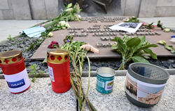 In   Stuttgart liegen vor der Synagoge (Bild) nach den Terrorangriffen der Hamas in Israel Blumen und Kerzen. In Metzingen hat R