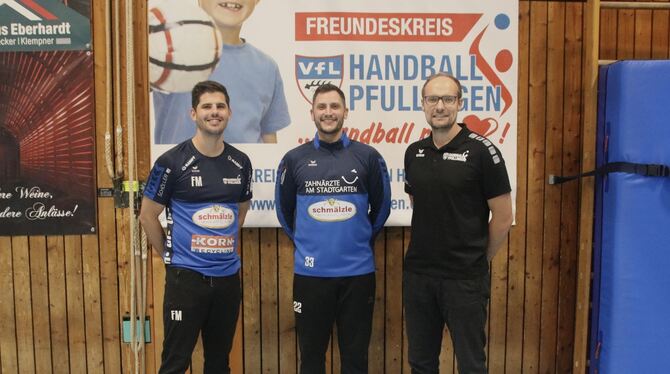 Der erfahrene Rückraumspieler Patrick Rapp (Mitte) verstärkt den VfL Pfullingen. Links: Trainer Florian Möck, rechts: Simon Tölk