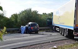 Tödlicher Unfall zwischen Lastwagen und Autos