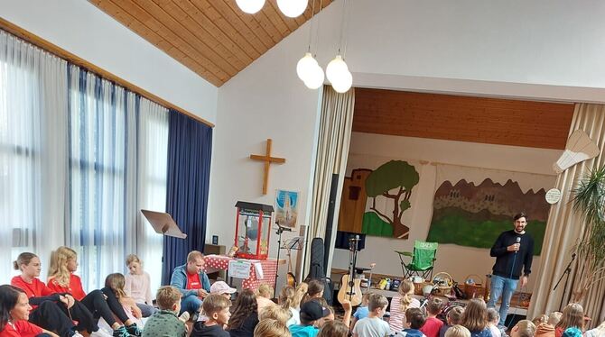 Biblische Theatereinlagen mit viel Musik im Riedericher Gemeindehaus.  FOTO: PR