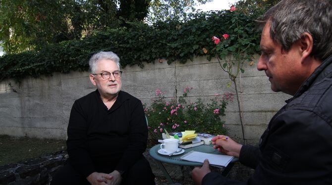 Der Krimi-Autor Walther Stonet (links), der im Brotberuf IT-Unternehmer ist, spricht als »Gast am Kelternplatz« mit Redakteur Ma