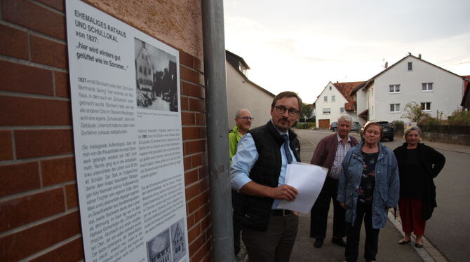 Bürgermeister Heß (links) erläutert die neue Station des Geschichtspfads am alten Stockacher Rathaus; hinten rechts die heutigen