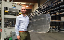 Geschäftsführender Gesellschafter Yannick Vöhringer zeigt am Standort Engstingen-Haid eine im Unternehmen neu entwickelte Tischp