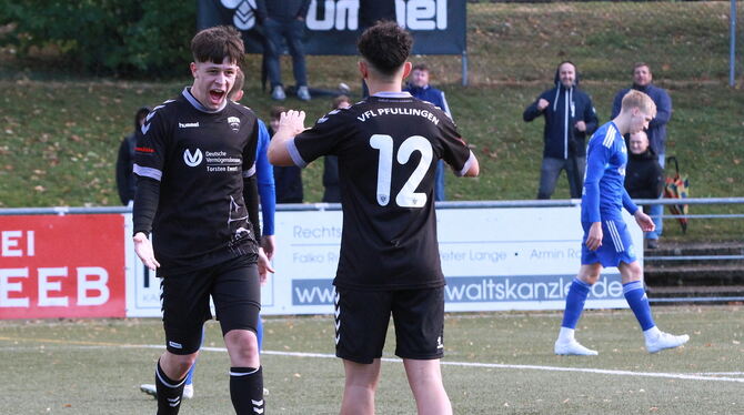 VfL Pfullingens Tom Ankele jubelt über seinen Treffer in der 84. Minute zum 3:1 und feiert mit Teamkollege Aris Dragulin (12).