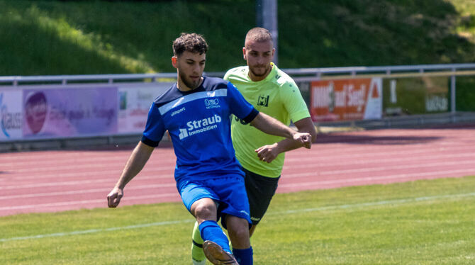 Serhan Sahin bringt seine TuS Metzingen mit zwei Toren zunächst in Führung.