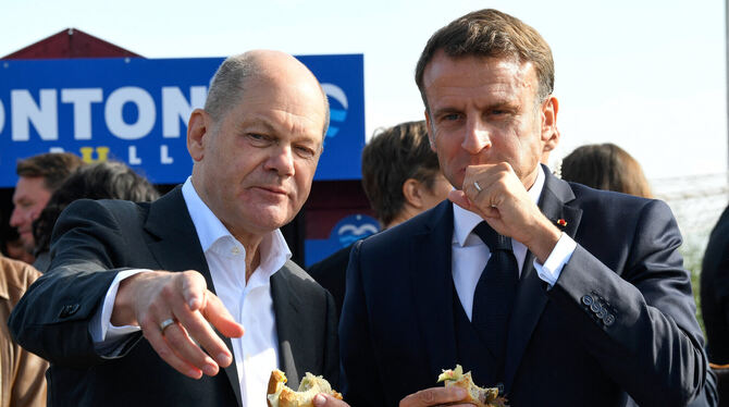 Bundeskanzler Olaf Scholz und Frankreichs Präsident Emmanuel Macron essen in Blankenese Fischbrötchen.  FOTO: BIMMER/DPA