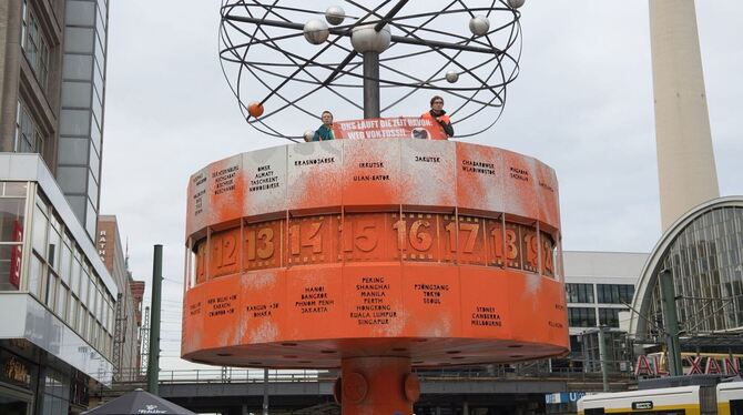 Klimaprotest am Alexanderplatz