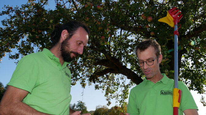 Ihnen macht in Sachen Obst niemand so schnell was vor: Martin Nagel (links), der Leiter des Obstbaubetriebs der Stadt Metzingen,