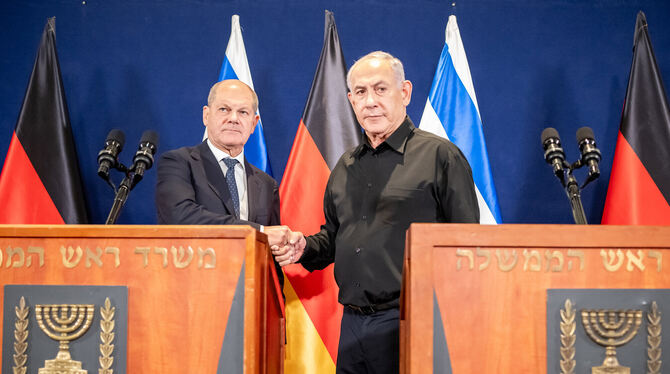 Bundeskanzler Olaf Scholz (links) bei einer Pressekonferenz mit Israels Premier Benjamin Netanjahu in Tel Aviv.  FOTO: KAPPELER/