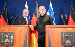 Bundeskanzler Olaf Scholz (links) bei einer Pressekonferenz mit Israels Premier Benjamin Netanjahu in Tel Aviv.  FOTO: KAPPELER/