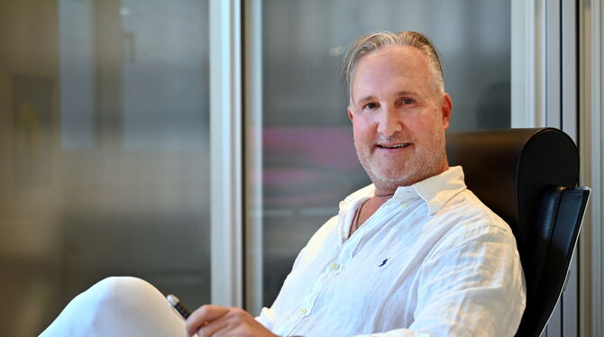 Oliver Gekeler Oliver Gekeler gehört zu Deutschlands bekanntesten Beauty-Docs.