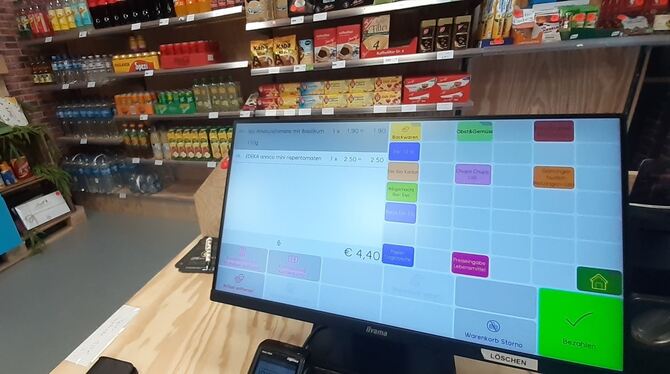 Kunden scannen ihre Waren im Tante-M-Laden in Glems an der Kasse selbst ab und bezahlen mit EC- oder Kundenkarte.