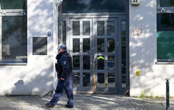 Ein Polizeibeamter geht an der Synagoge in Berlin entlang, die Ziel eines Anschlags war. 