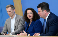 Hubertus Heil (r, SPD), Bundesminister für Arbeit und Soziales, und Andrea Nahles, Vorstandsvorsitzenden der Bundesagentur für A