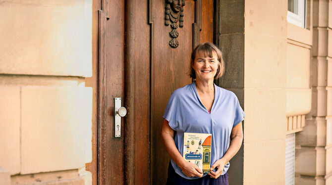 Iris Lemanczyk steht vor dem Haus, dessen Geschichte sie erzählt – und in dem sie selbst seit mehr als zwei Jahrzehnten im Heust
