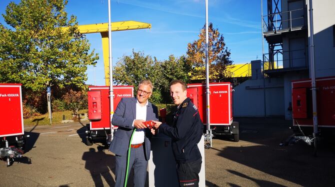 Finanzbürgermeister Roland Wintzen und Feuerwehrkommandant Stefan Hermann nehmen die neuen Notstromaggregate in Betrieb.