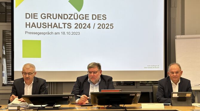 Bei der Vorstellung des Entwurfes für den Doppelhaushalt 2024/25 des Landkreises Reutlingen haben (von links) Kreiskämmerer Wolf
