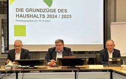 Bei der Vorstellung des Entwurfes für den Doppelhaushalt 2024/25 des Landkreises Reutlingen haben (von links) Kreiskämmerer Wolf