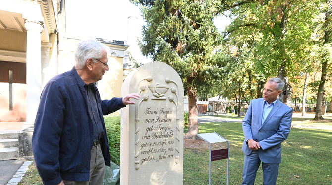 Frisch renoviert ist der Grabstein von Fanni von Linden ein Hingucker auf dem Friedhof Unter den Linden, finden Siegfried Gminde