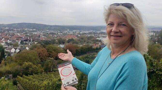 Susanne Hoppenkamps vom Vorstand des Kulturforums Metzingen weist im Weinberg Richtung Stadt – in der auch das »Kufo« zu sehen
