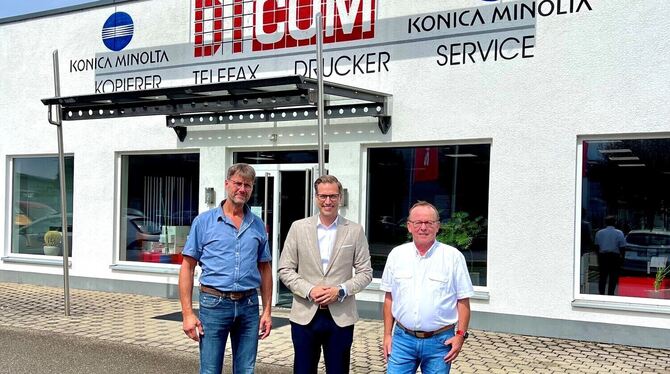 Robin Morgenstern (Mitte), Chef der Reutlinger Morgenstern-Gruppe, mit den Gründern der Dicom GmbH & Co. KG (Crailsheim), Ralf B