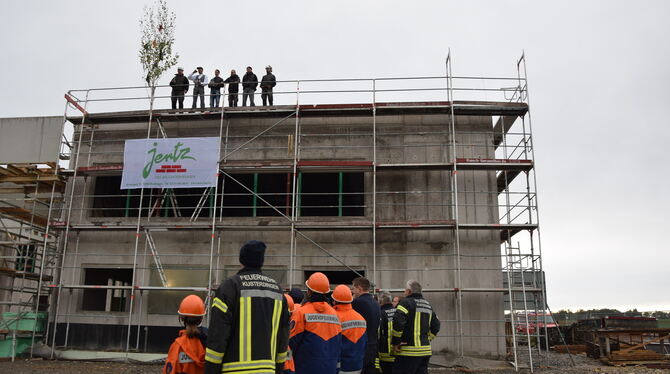 Zum Richtfest für das neue Feuerwehrhaus in Kusterdingen rückten zahlreiche Mitglieder an.  FOTO: NOWARA