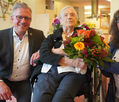 Jubilarin Elisabeth Huhnke (Mitte) freute sich über die Präsente von Ute Stähle und Roland Wintzen.  FOTO: STADT