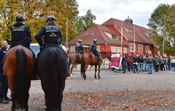 Mehrere Reiter und sehr viele Bereitschaftspolizisten: Großes Polizeiaufgebot am Samstag in Betzingen. Die AfD hat zu einer Vera