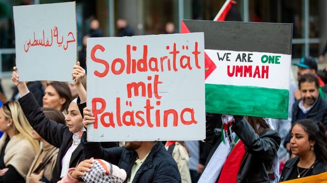 Nahostkonflikt - Pro-Palästina-Kundgebung in Stuttgart