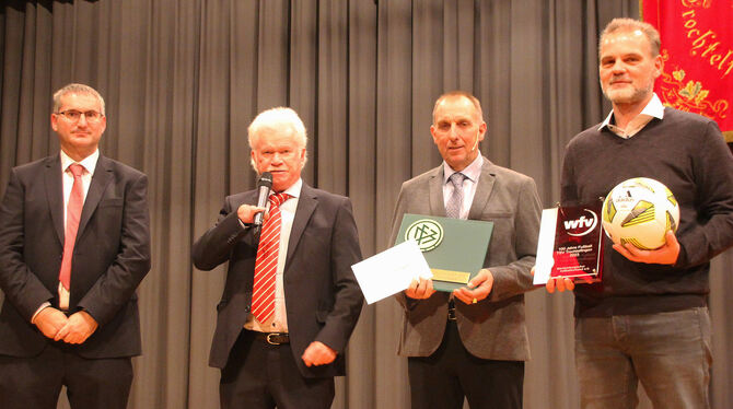 Sigmar Störk, (WFV, von links) und Josef Haug (WFV-Bezirk Alb) überreichten Plaketten, einen Gutschein über 500 Euro sowie Fußbä