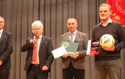 Sigmar Störk, (WFV, von links) und Josef Haug (WFV-Bezirk Alb) überreichten Plaketten, einen Gutschein über 500 Euro sowie Fußbä