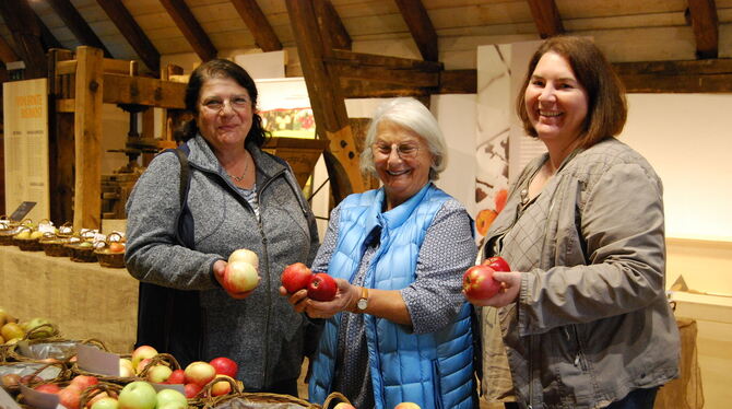 Die Familie Glöckler ist traditionell mit dem Obstbau verbunden: Mutter, Großmutter und Enkelin Sabrina.  FOTO: GARBER