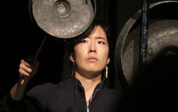 Sae Hashimoto, die Schlagzeugerin des New Yorker Quartetts Yarn/Wire, bei der Aufführung des Stücks "Black Dwarf" von Olga Neuwi