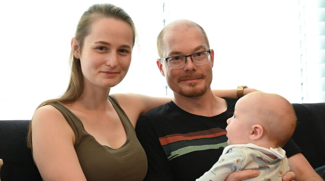 Angela und Lukas Ebinger mit ihrem Sohn Benjamin. Beide Eltern loben das Projekt »Willkommen im Leben« der Stadt.