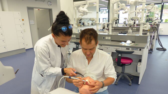 Oberärztin Dr. Andrea Klink demonstriert mit Zahntechnikermeister Benjamin Votteler, wie die Studierenden an Phantomköpfen das P
