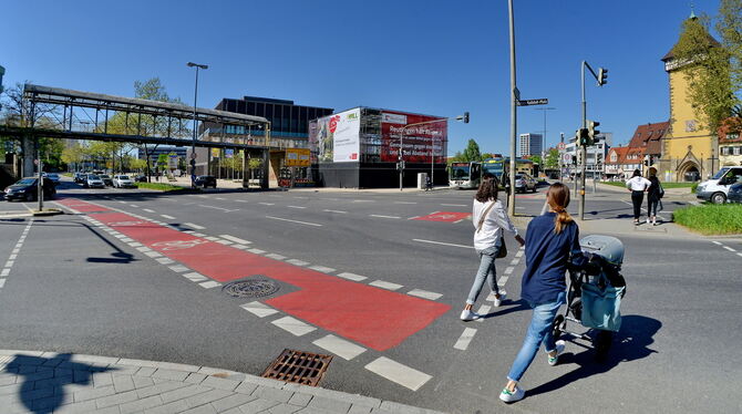 Als der Steg noch stand, hatten die Fußgänger zwei Möglichkeiten, Reutlingens Hauptverkehrsknoten zu überwinden.