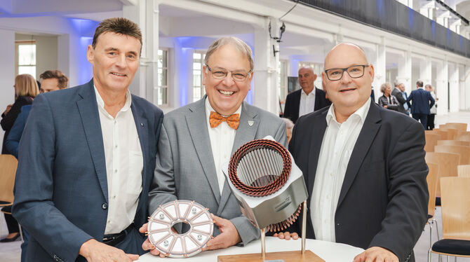 Die Wafios-Vorstandsmitglieder Uwe-Peter Weigmann (rechts) und Martin Holder (links) mit Oberbürgermeister Thomas Keck und Produ