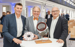 Die Wafios-Vorstandsmitglieder Uwe-Peter Weigmann (rechts) und Martin Holder (links) mit Oberbürgermeister Thomas Keck und Produ