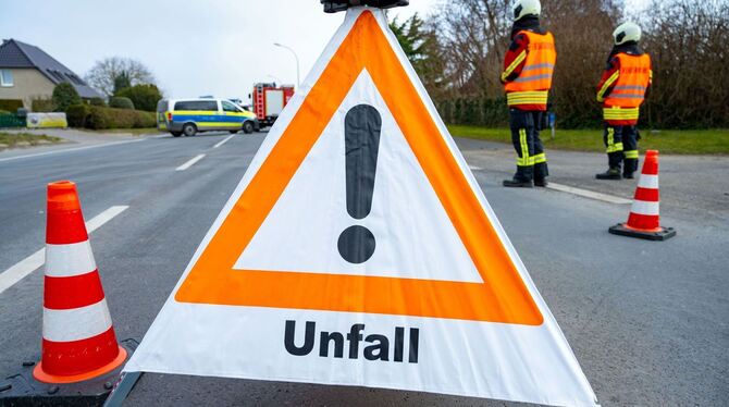 Ein Warndreieck steht in der Nähe einer Unfallstelle