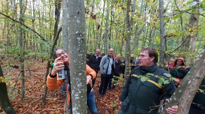 Beim Waldumgang des Uracher Gemeinderats markiert Stadträtin Petra Mayer-Bock unter den Augen von Forstbereichsleiter Michael He