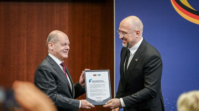 Denys Schmyhal, Premierminister der Ukraine, überreicht Bundeskanzler Olaf Scholz ein Zertifikat für die Rheinmetall Joint-Vent