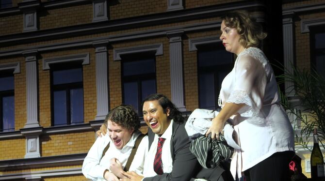 Die Fledermaus Opera Laiblin In dieser Szene passt scheinbar kein Blatt zwischen Gabriel von Eisenstein (Leopold Bier, links) und Dr. Falke (Frazan Adil Kotw