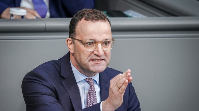 Will die Sozialleistungen für Flüchtlinge auf den Prüfstand stellen: CDU-Präsidiumsmitglied Jens Spahn.  FOTO: DPA/NIETFELD