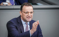 Will die Sozialleistungen für Flüchtlinge auf den Prüfstand stellen: CDU-Präsidiumsmitglied Jens Spahn.  FOTO: DPA/NIETFELD