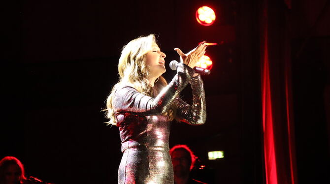 Ausdrucksstark interpretierte Vicky Leandros ihre Hits.