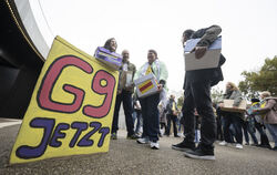  Unterstützer der Elternintiative ·G9 Jetzt! BW· stehen mit Kartons, in denen sich Unterschriftenlisten befinden, vor dem Eingan