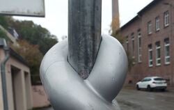 Der „Knoten“, hier am Wilhelm-Schussen-Weg, vermittelt die Botschaft, dass etwas mit dem Namensgeber nicht stimmt und weist symb
