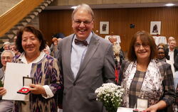 Die beiden Lehrerinnen Munawara Achmedowa (links) und Salomat Rakhimova erhielten von OB Thomas Keck die Verdienstmedaille der S