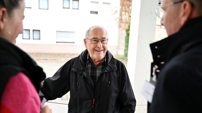 Dieter Schmid lebt seit 1970 in Wannweil und ist fast durch die Bank zufrieden. Hier ist er im Gespräch mit den GEA-Redakteuren